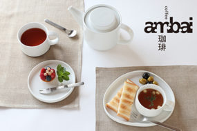 ambai珈琲に陶器プレートが仲間入りしました。